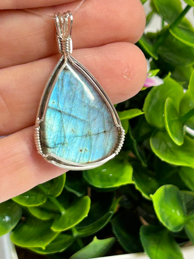 Blue Labradorite Pendant for Shielding Your Aura, Balanced Energy & Intuition